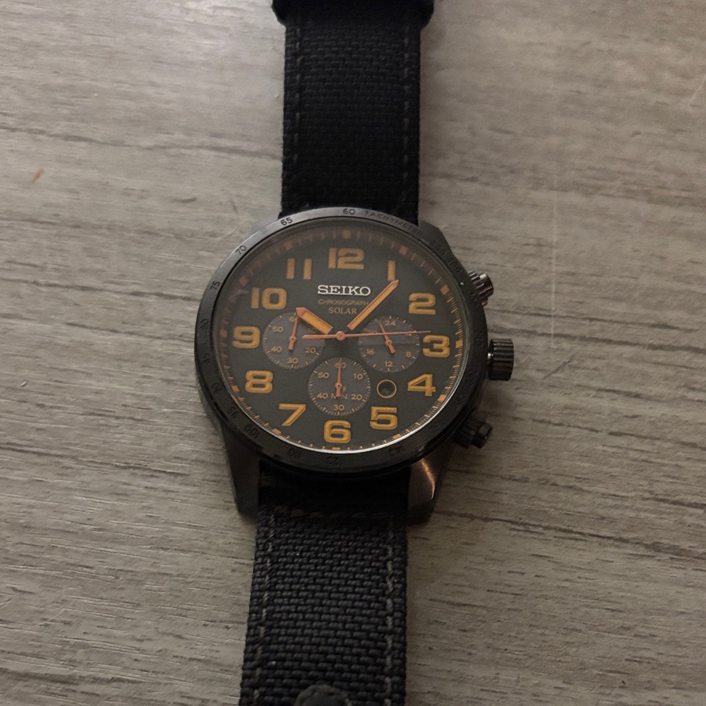 Seiko Solar Chronograph with Luminous Hands and Numbers - Picture 4 of 5